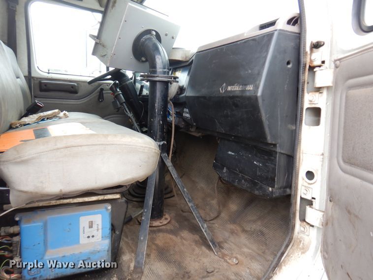 image for item MF9554 1999 International 4700  oil distributor truck