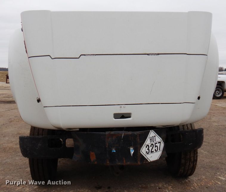 image for item MF9554 1999 International 4700  oil distributor truck