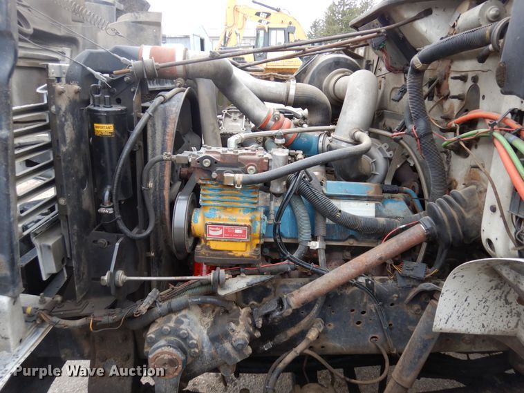 image for item MF9554 1999 International 4700  oil distributor truck