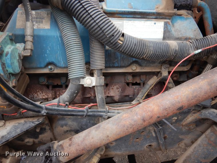 image for item MF9554 1999 International 4700  oil distributor truck