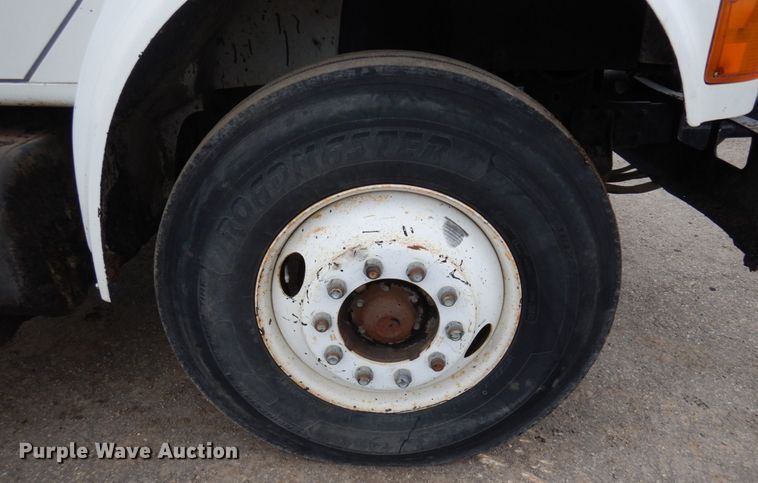 image for item MF9554 1999 International 4700  oil distributor truck