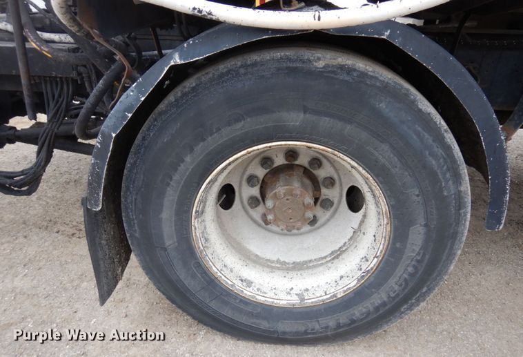 image for item MF9554 1999 International 4700  oil distributor truck