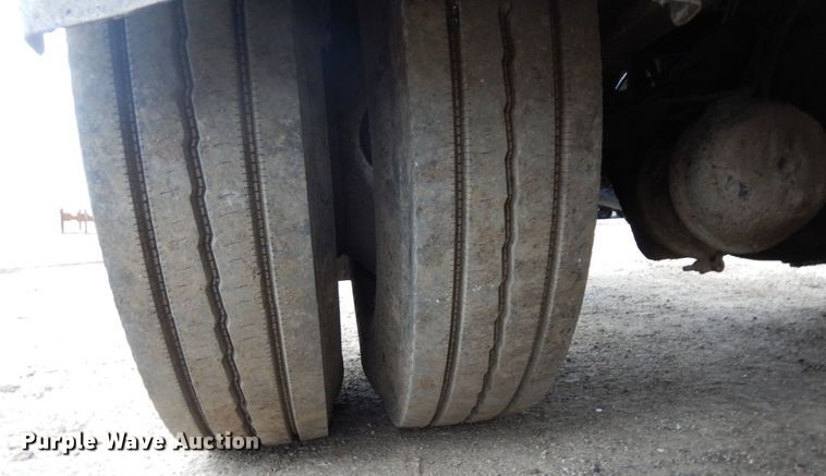 image for item MF9554 1999 International 4700  oil distributor truck