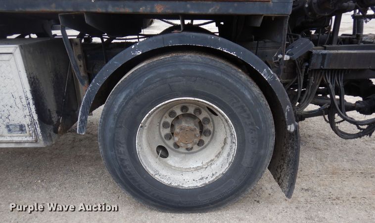 image for item MF9554 1999 International 4700  oil distributor truck