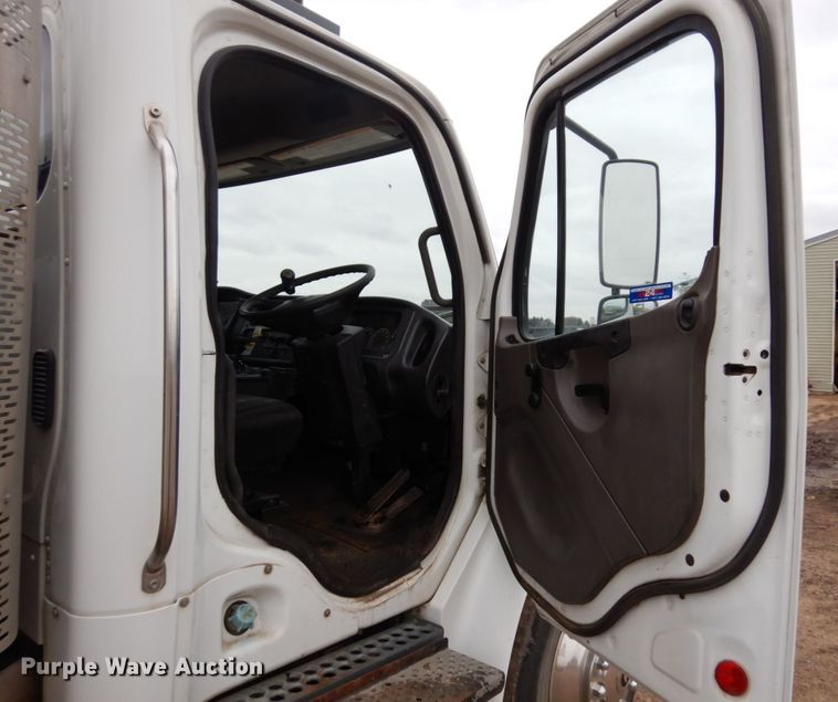 image for item MF9555 2008 Freightliner M2 106  street sweeper truck