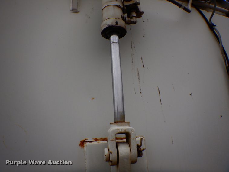 image for item MF9556 1998 GMC T7500  street sweeper truck