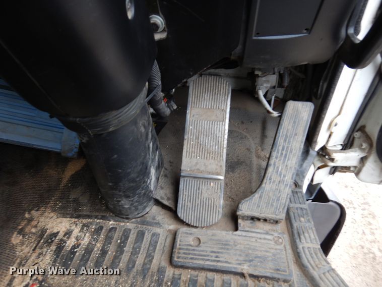 image for item MF9556 1998 GMC T7500  street sweeper truck