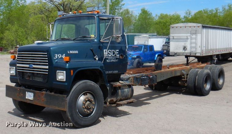 image for item MF9605 1994 Ford LNT9000  truck cab and chassis