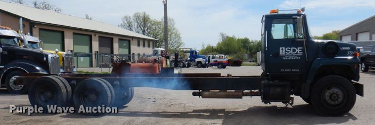 image for item MF9605 1994 Ford LNT9000  truck cab and chassis