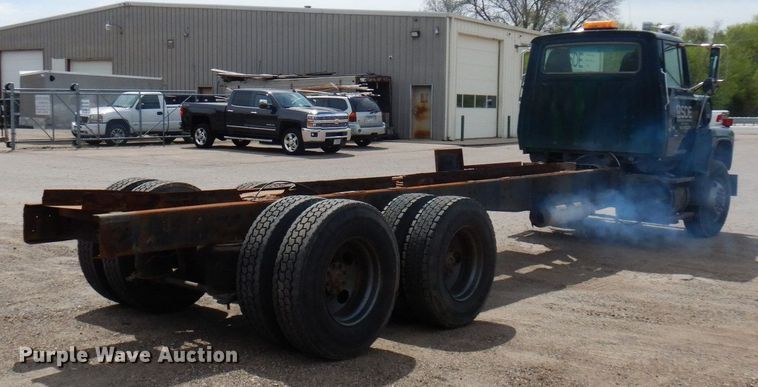 image for item MF9605 1994 Ford LNT9000  truck cab and chassis