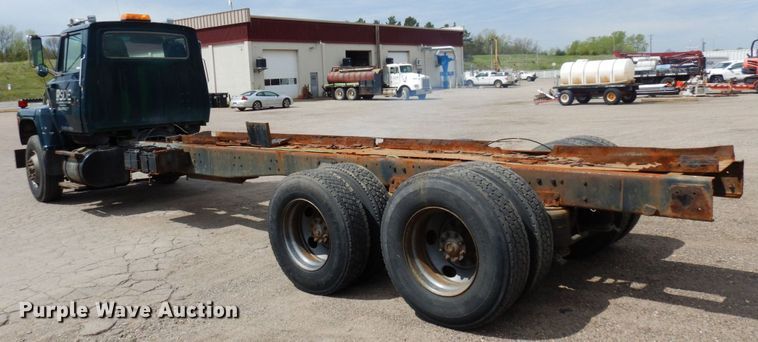 image for item MF9605 1994 Ford LNT9000  truck cab and chassis