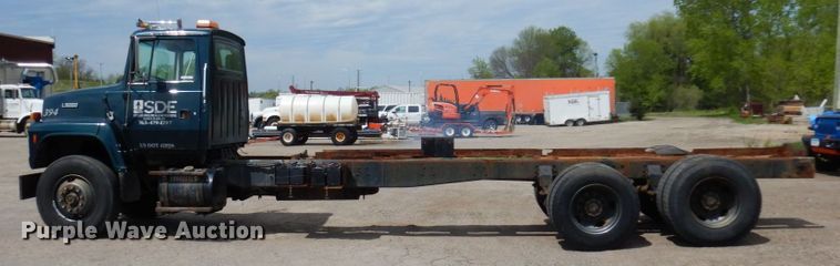 image for item MF9605 1994 Ford LNT9000  truck cab and chassis