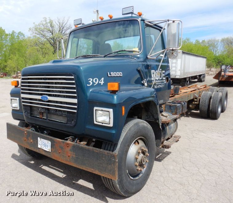 image for item MF9605 1994 Ford LNT9000  truck cab and chassis
