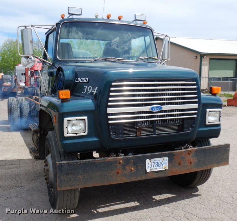 image for item MF9605 1994 Ford LNT9000  truck cab and chassis