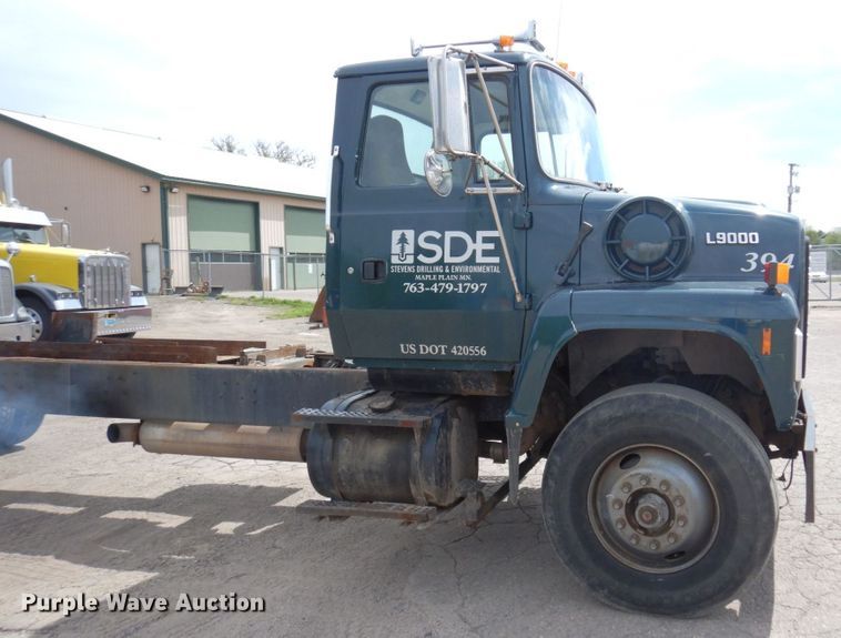 image for item MF9605 1994 Ford LNT9000  truck cab and chassis