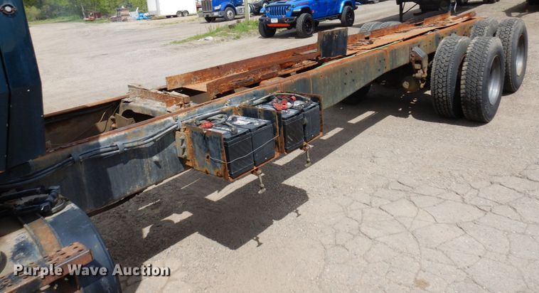 image for item MF9605 1994 Ford LNT9000  truck cab and chassis