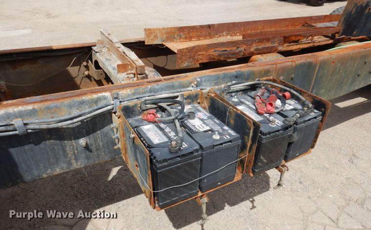 image for item MF9605 1994 Ford LNT9000  truck cab and chassis