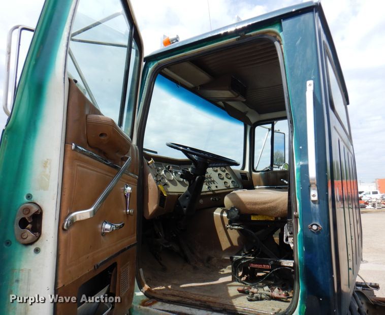 image for item MF9605 1994 Ford LNT9000  truck cab and chassis