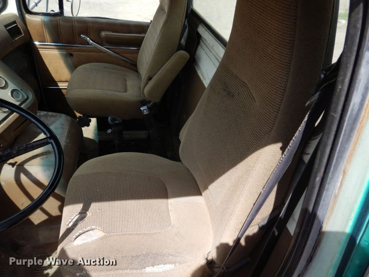 image for item MF9605 1994 Ford LNT9000  truck cab and chassis