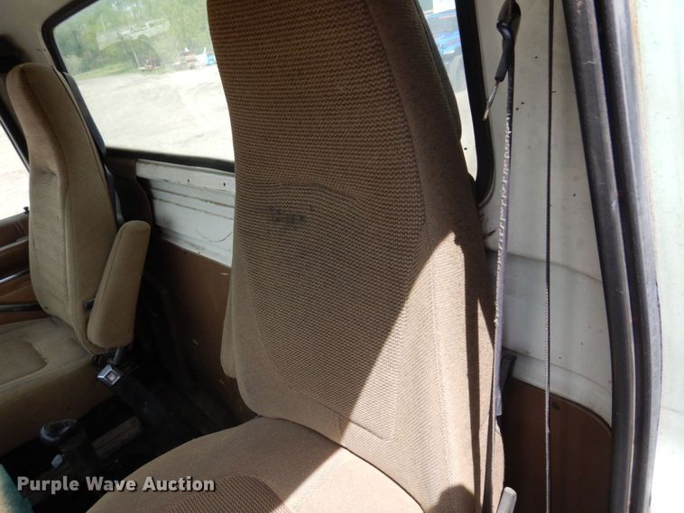 image for item MF9605 1994 Ford LNT9000  truck cab and chassis