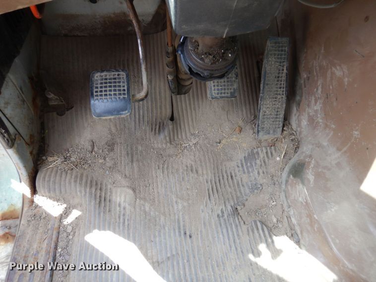 image for item MF9605 1994 Ford LNT9000  truck cab and chassis