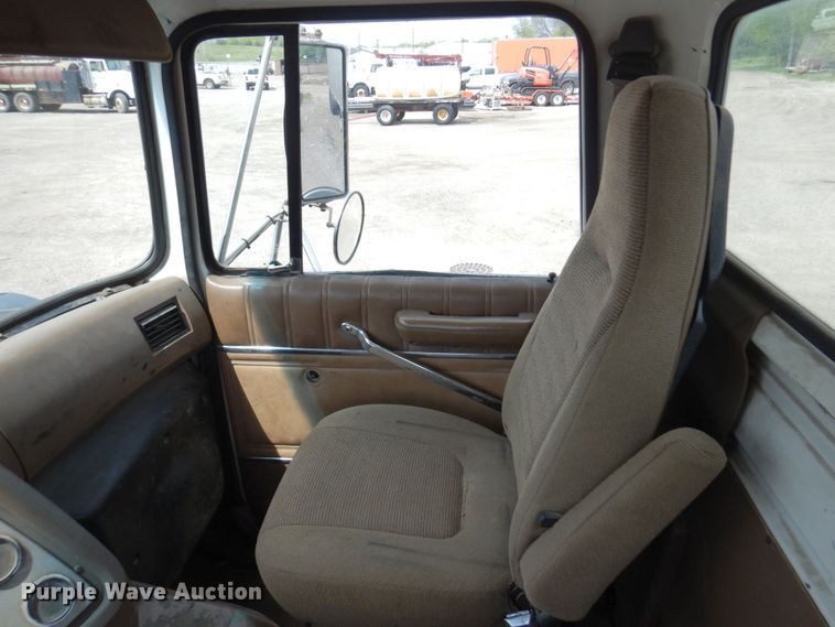 image for item MF9605 1994 Ford LNT9000  truck cab and chassis