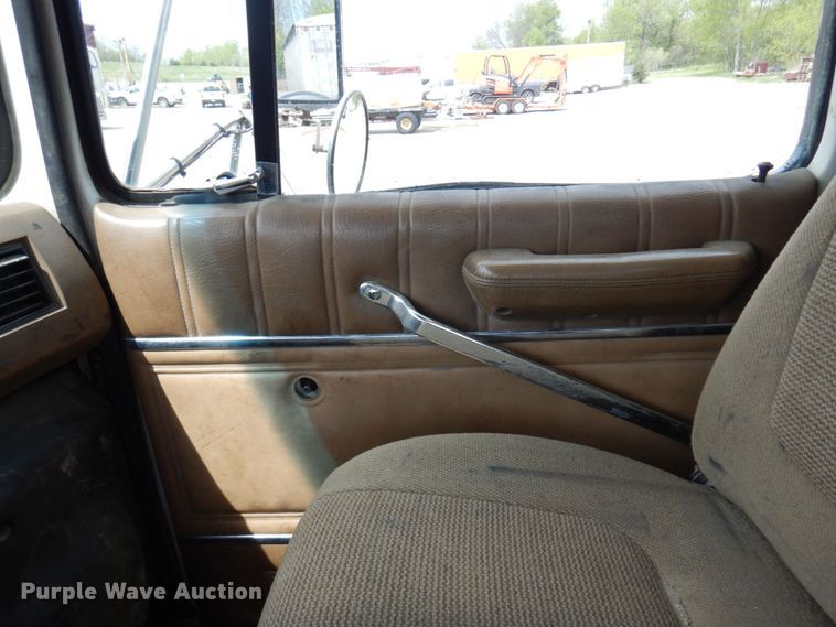 image for item MF9605 1994 Ford LNT9000  truck cab and chassis