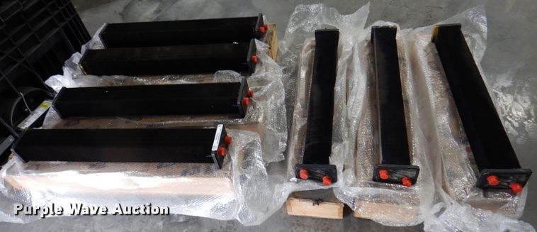 image for item MU9563 Caterpillar  dozer radiator