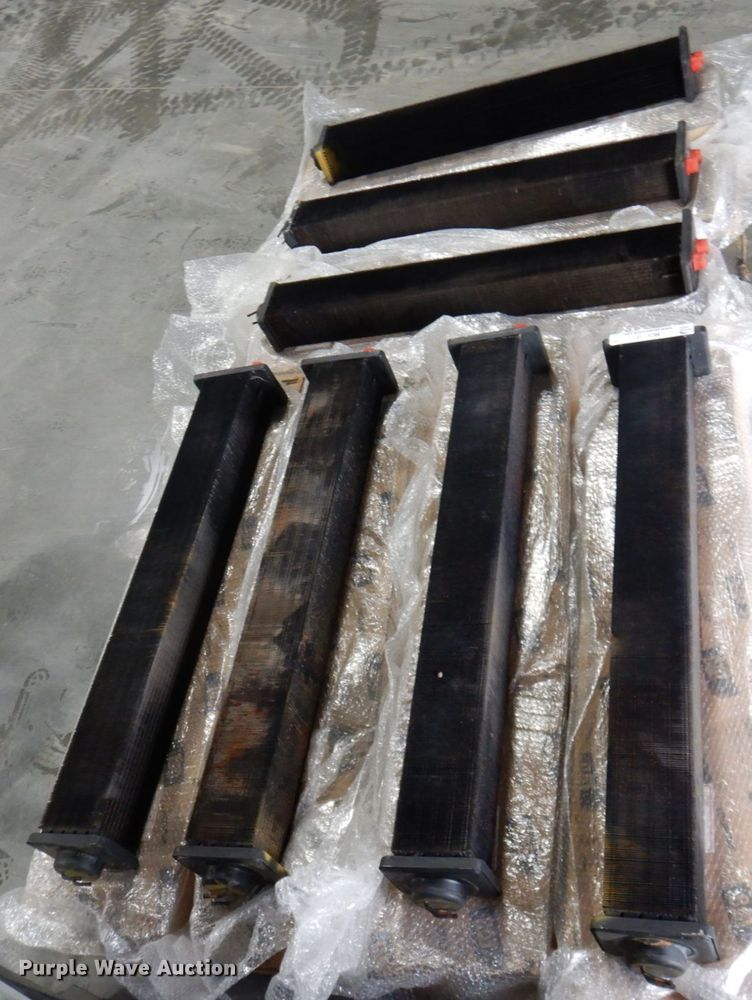 image for item MU9563 Caterpillar  dozer radiator