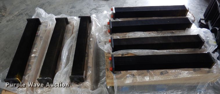 image for item MU9563 Caterpillar  dozer radiator