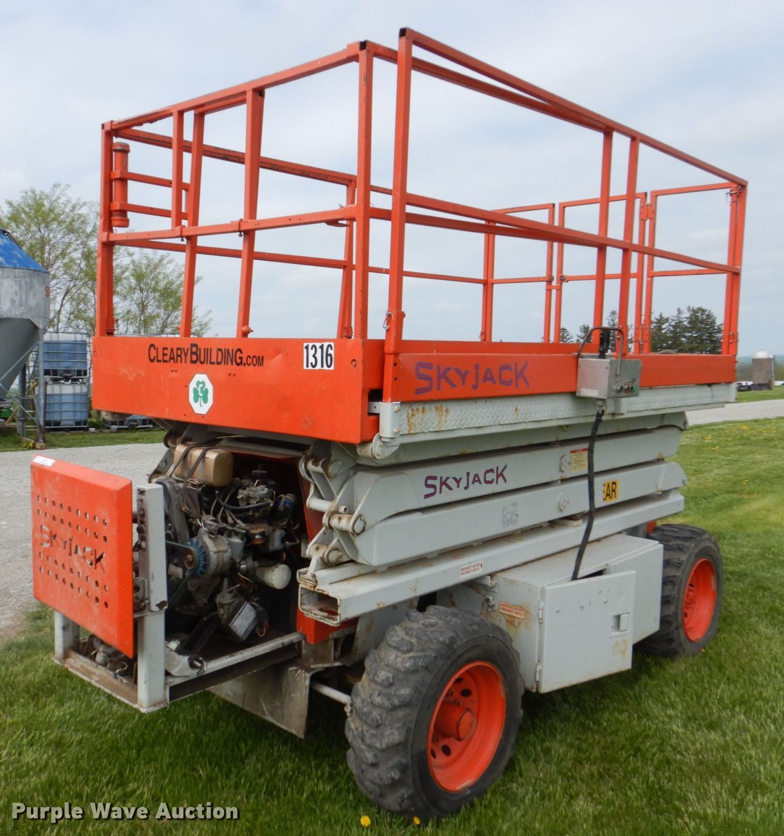 1998 Sky Jack SJ-7027 scissor lift in Fennimore, WI | Item MF9084