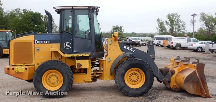 image for item DN7447 2006 John Deere 444J  wheel loader