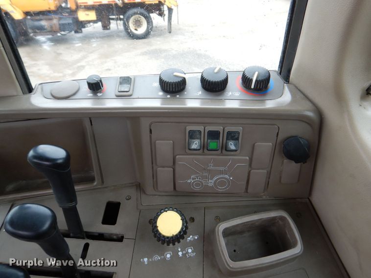 image for item DN7450 John Deere 7130  MFWD tractor