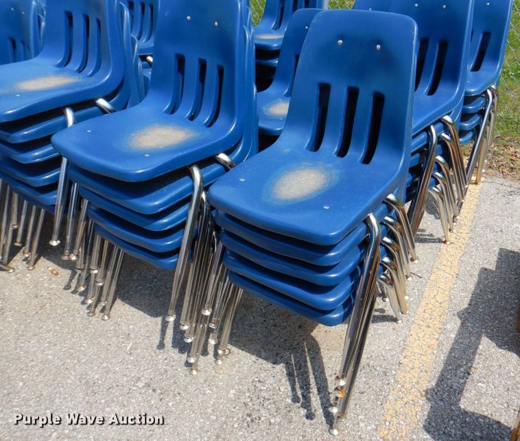image for item DP4195 Approximately 100 plastic chairs