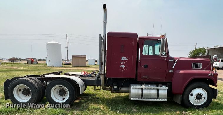 image for item DR1418 1993 Ford LTL9000  semi truck