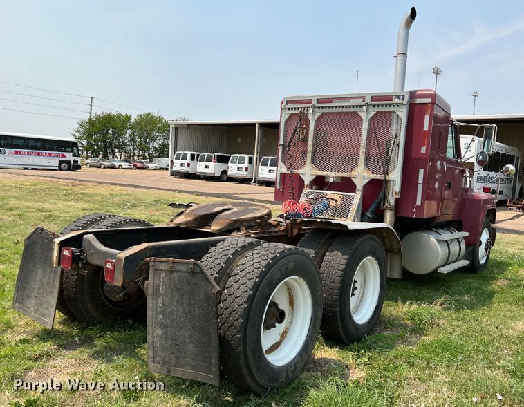 image for item DR1418 1993 Ford LTL9000  semi truck