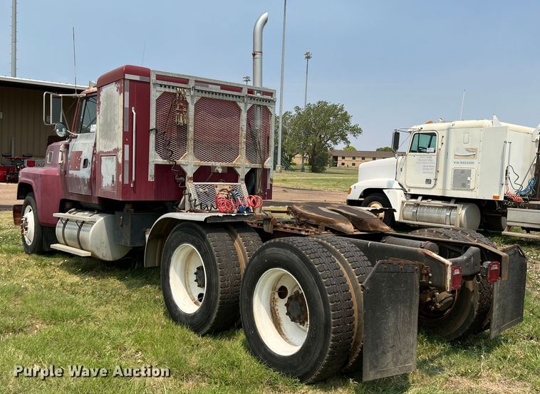 image for item DR1418 1993 Ford LTL9000  semi truck