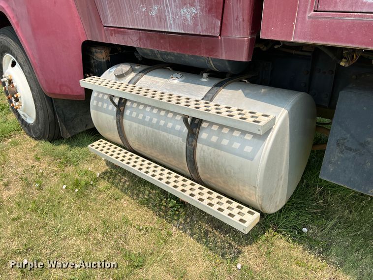 image for item DR1418 1993 Ford LTL9000  semi truck