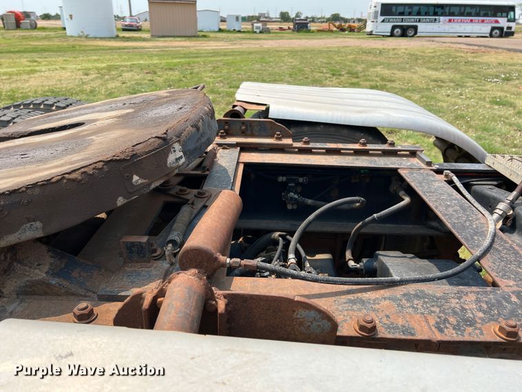 image for item DR1418 1993 Ford LTL9000  semi truck