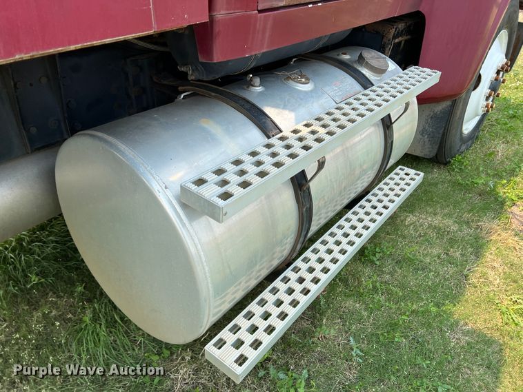 image for item DR1418 1993 Ford LTL9000  semi truck