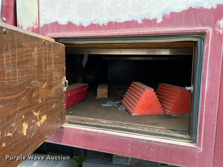 image for item DR1418 1993 Ford LTL9000  semi truck