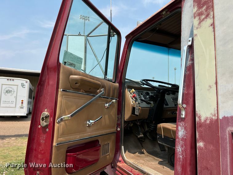 image for item DR1418 1993 Ford LTL9000  semi truck