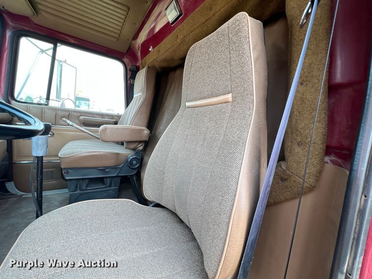 image for item DR1418 1993 Ford LTL9000  semi truck