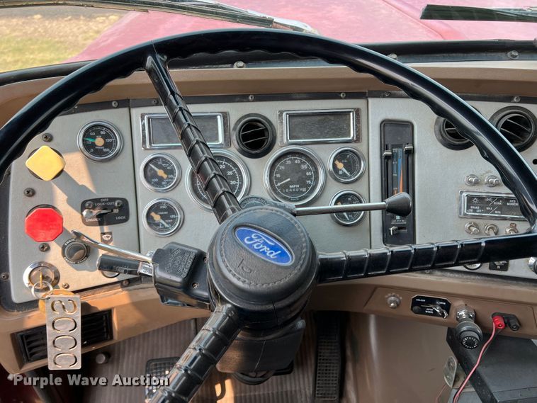 image for item DR1418 1993 Ford LTL9000  semi truck