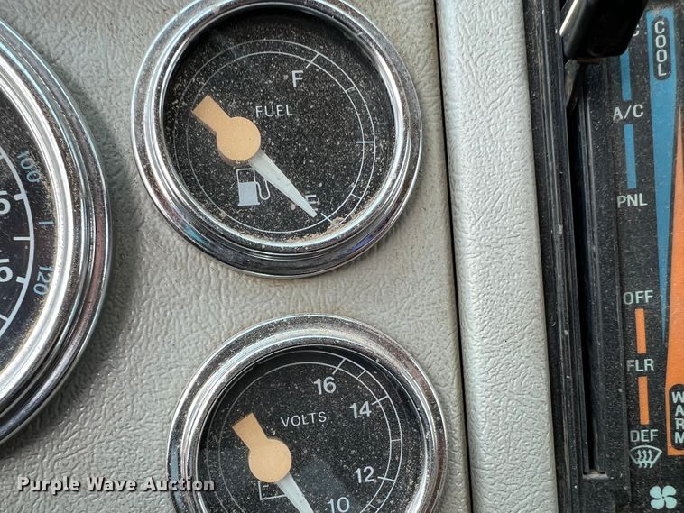 image for item DR1418 1993 Ford LTL9000  semi truck