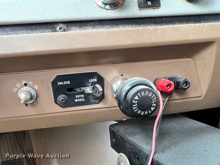 image for item DR1418 1993 Ford LTL9000  semi truck