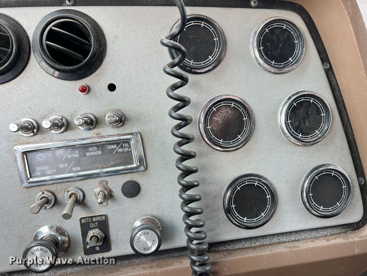 image for item DR1418 1993 Ford LTL9000  semi truck