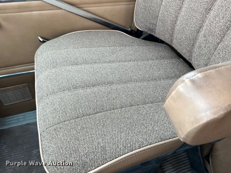 image for item DR1418 1993 Ford LTL9000  semi truck