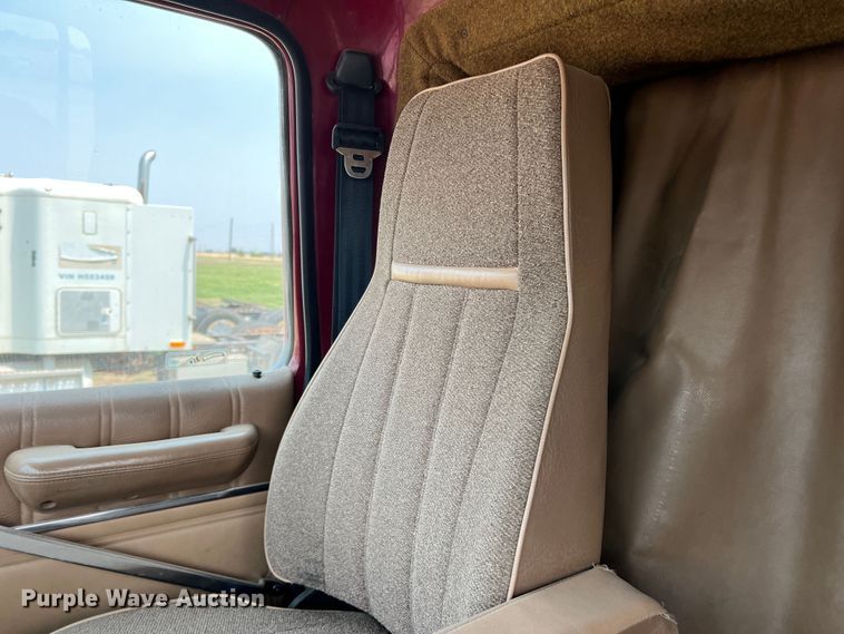 image for item DR1418 1993 Ford LTL9000  semi truck