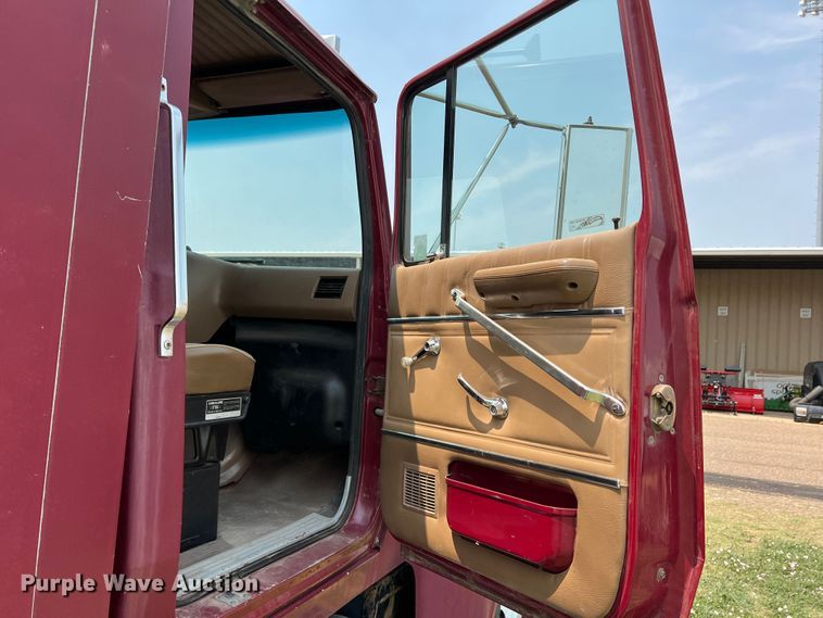 image for item DR1418 1993 Ford LTL9000  semi truck